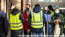 Coronavirus in Bayer, Kontrolle der Masken-Pflicht und 3G Regeln im ÷PNV November 26, 2021, Munich, Bavaria, Germany: Munich police and personnel from the Monchner Verkehrsgesellschaft check passengers exiting at the Stachus station for proof of vaccination or valid testing. Due to controls taking place largely only at Stachus over the past week, anti-maskers and anti-vaxxers have felt relatively safe in trains so long as they avoid the station, using Facebook and Telegram groups to inform others of control points to avoid. Just prior to this scene, anti-maskers simply continued one station further to avoid being stopped by police. Munich Germany - ZUMAb160 20211126_zbp_b160_003 Copyright: xSachellexBabbarx