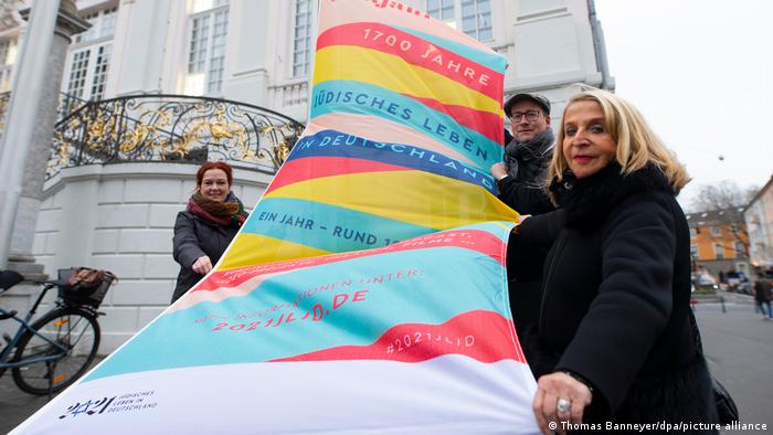 Deutschland 1700 Jahre jüdisches Leben in Deutschland Aktion Flagge hissen in Bonn