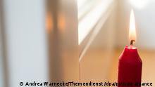 ILLUSTRATION - Eine brennende Kerze steht am 14.08.2015 in einer Wohnung in Berlin neben einer geschlossenen Balkontuer, um deren Dichtheit zu pruefen. Foto: Andrea Warnecke
