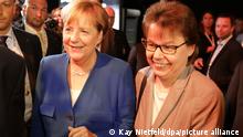Bundeskanzlerin Angela Merkel (CDU, l) steht nach dem TV-Duelll zwischen ihr und dem SPD-Kanzlerkandidaten und SPD-Vorsitzenden Schulz am 03.09.2017 in Berlin in den Fernsehstudios in Adlershof zusammen mit ihrer Büroleiterin Beate Baumann. Foto: Kay Nietfeld/dpa ++ +++ dpa-Bildfunk +++