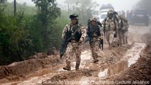 Kolumbianische Soldaten begeben sich am 26.06.2017 in Buenavista (Kolumbien) zum Gebiet der Demobilisierung der Farc-Guerilla. Historischer Moment in Kolumbien: Nach über 50 Jahren des bewaffneten Kampfes hat die Farc-Guerilla alle Waffen den Vereinten Nationen übergeben. Für 27.06.2017 war ein offizieller Festakt zur symbolischen Beendigung der Waffenabgabe im Beisein der Farc-Führung und von Präsident Santos im zentralkolumbianischen Mesetas geplant. (zu dpa «Farc-Guerilla hat alle Waffen abgegeben» vom 27.06.2017) Foto: Fernando Vergara/AP/dpa +++ dpa-Bildfunk +++