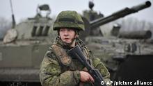 Ein Soldat der russischen Armee steht während einer Übung mit seinem Gewehr auf dem Schießplatz Kadamovskiy. Nach Einschätzung westlicher Geheimdienste will Russland mit den Truppenbewegungen in Richtung der Ukraine vor allem Zugeständnisse der Nato in umstrittenen politischen und militärischen Fragen erzwingen. +++ dpa-Bildfunk +++