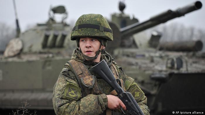 جندي روسي خلال مناورة بالقرب من الحدود الأوكرانية