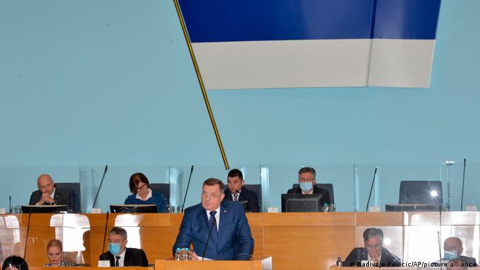 Лидер боснийский сербов Милорад Додик во время выступления в скупщине