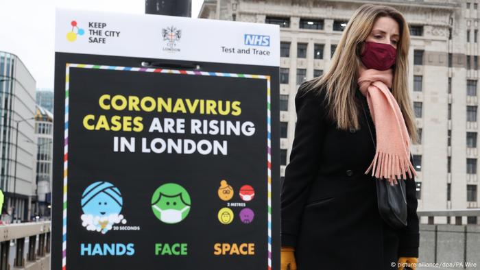 Schild mit der Warnung: Coronavirus-Fälle steigen in London Schild mit der Warnung: Coronavirus-Fälle steigen in London