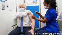 Boris Johnson, Premierminister von Großbritannien, erhält eine Auffrischungsimpfung gegen das Coronavirus im St. Thomas Krankenhaus. Die Regierung beschleunigt das Auffrischungsprogramm, um die Verbreitung der neuen Coronavirus-Variante Omikron einzudämmen. +++ dpa-Bildfunk +++