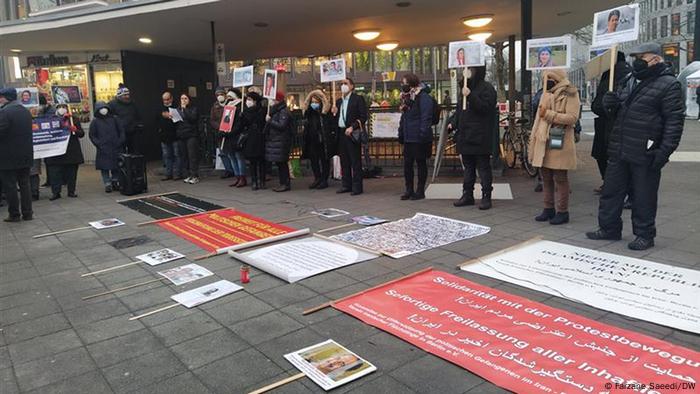 تجمع برخی از ایرانیان در برلین علیه نقض حقوق بشر در جمهوری اسلامی
