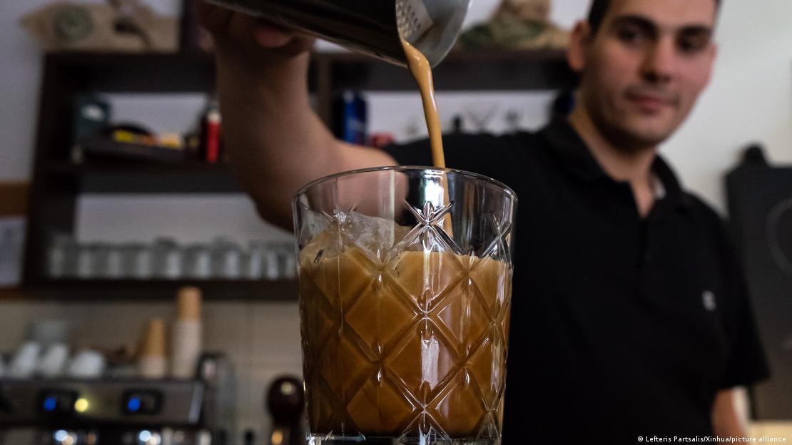Παρασκευή φρέντο σε ένα αθηναϊκό καφέ Παρασκευή φρέντο σε ένα αθηναϊκό καφέ