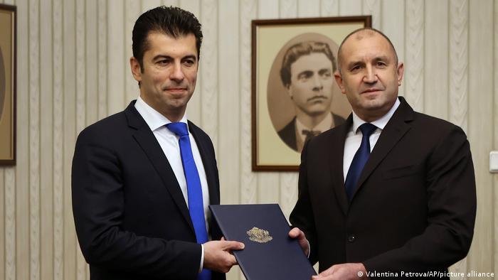 Кирил Петков и Румен Радев при върчването на мандата на ПП през декември 2021