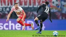 Fußball: Bundesliga, 15. Spieltag, RB Leipzig - Borussia Mönchengladbach in der Red-Bull-Arena. Leipzigs Kevin Kampl (l) und Gladbachs Jonas Hofmann im Duell.
