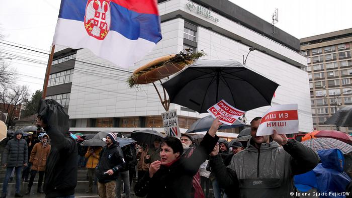 Uobičajene parole „Rio Tinto marš sa Drine“, ali i tipično niške „Iš iz Niš“ plovile su među kišobranima nad glavama Nišlija među kojima je bilo i ekoloških aktivista, ali i pojedinih političara iz opozicionih partija. Ove proteste podržala je potpredsednica Dveri, Nišlijka Tamara Kerković.