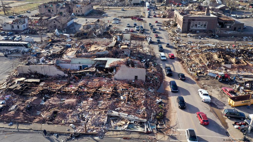 Devastadores tornados dejan más de 80 muertos en Estados Unidos | El Mundo  | DW | 11.12.2021