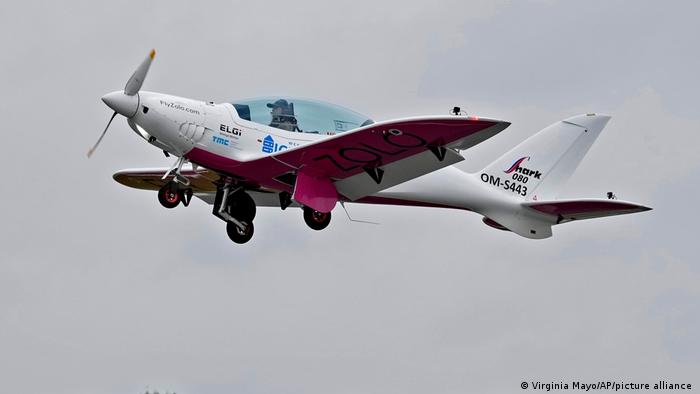 Belgien I Teenagerin Zara Rutherford hebt mit ihrem Shark Ultralight-Flugzeug ab
