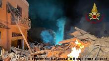 Rauch und Flammen kommen aus den Trümmern eines Wohnhauses. Nach einer Explosion ist ein Wohnhaus auf Sizilien eingestürzt - mehrere Menschen werden vermisst. Unter den etwa zwölf Vermissten seien auch Kinder und eine Schwangere, berichtete die italienische Nachrichtenagentur Ansa. Das Haus in Ravanusa stürzte am Samstagabend ein, wie die Feuerwehr erklärte. +++ dpa-Bildfunk +++