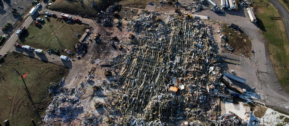 Vista geral da fábrica de velas destruída em Mayfield