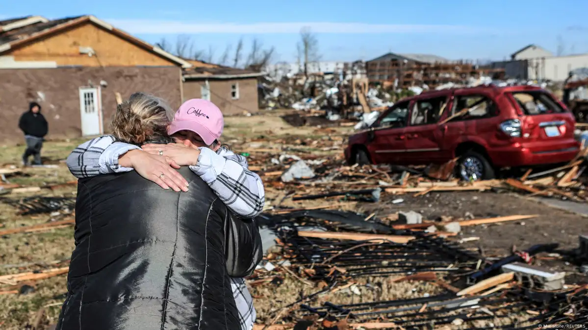 Cifra de mortos por tornados nos EUA passa de 80 – DW – 12/12