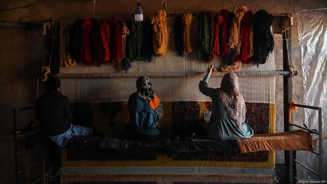 ډیرې افغانې میرمنې هم د غالیو په اوبدلو کې بوختې دي