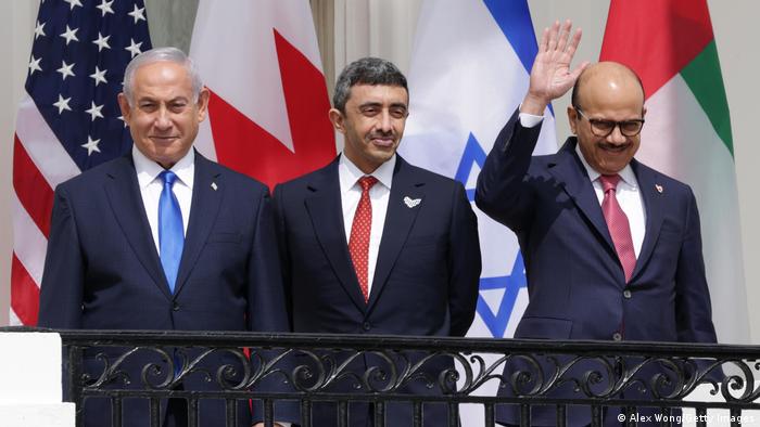 Beyaz Saray'da Abraham Mutabakatı'nın altına imza koyan İsrail Başbakanı Benyamin Netanyahu, BAE Dışişleri Bakanı Abdullah bin Zayid bin Sultan Al Nahyan ve Bahreyn Dışişleri Bakanı Abdullatif bin Raşid Al Zayani