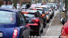 11.12.2020, Berlin. Autos fahren dicht an dicht durch ein Wohngebiet, weil sich der Verkehr vor einer Ampel staut. Foto: Wolfram Steinberg/dpa