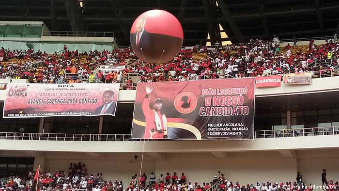 Evento do MPLA, em Luanda, com cartazes a apresentar João Lourenço como candidato à reeleição