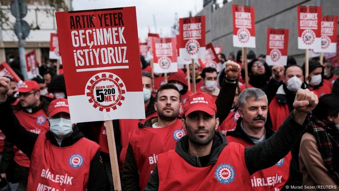 تظاهرات در استانبول علیه دولت با درخواست افزایش حداقل دستمزد به ماهی ۵۲۰۰ لیر، ۱۲ دسامبر ۲۰۲۱