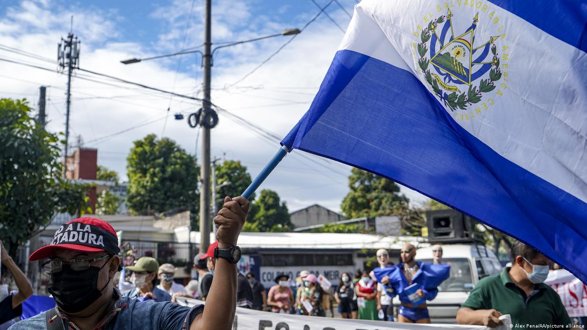 Miles manifiestan contra la corrupción en El Salvador