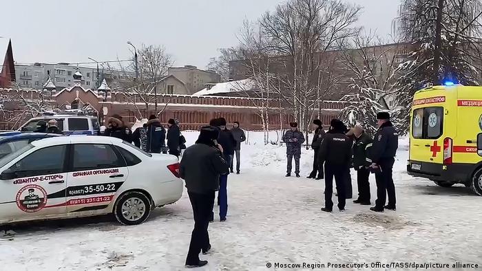 Agentes de la ley fuera del Convento Vladychny en la ciudad de Sérpujov, cerca de Moscú, donde explotó un artefacto explosivo improvisado.