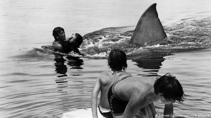 Schwarz-Weiß-Szene aus dem Film Der Weiße Hai