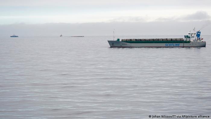 Carguero británico Scot Carrier, identificado por Reuters a la derecha, tras chocar con el carguero danés Karin Hoej, volcado (al fondo), en el Mar Báltico, entre Ystad y Bornholm.