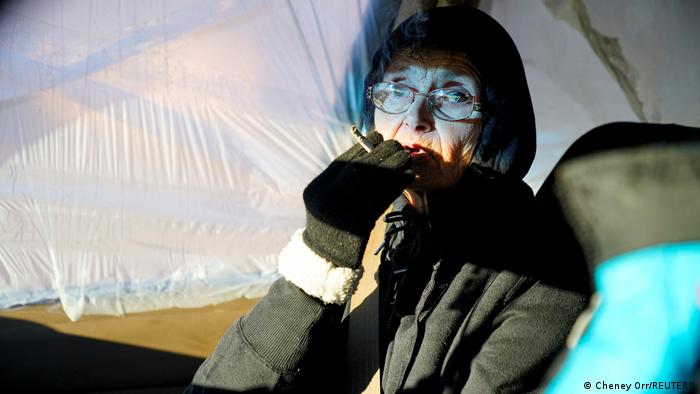 Vicky Fichter, de Mayfield, Kentucky, en su auto dañado.