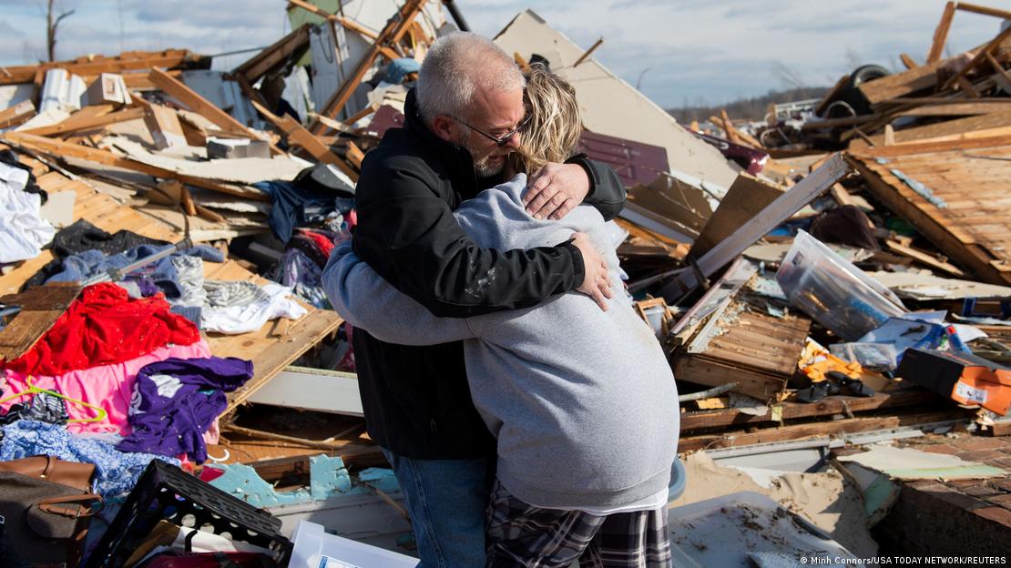 Familiares se abraçam em meio a destruição causada por tornado em Dawson Springs, no Kentucky, EUA
