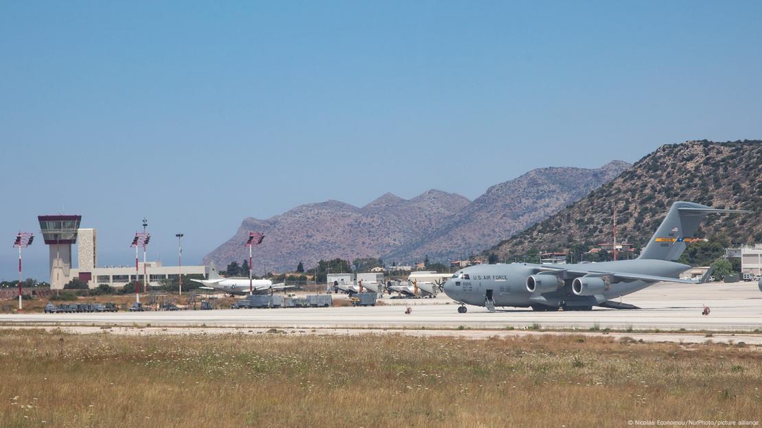 Militärflughafen. Rechts im Bild ein Militär-Transportflugzeug, links im Bild der Flughafentower