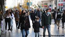 Spanien Madrid | Coronakrise: Passanten mit Schutzmasken