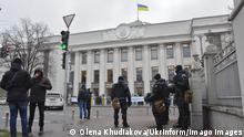 Верховна Рада запровадила в Україні надзвичайний стан