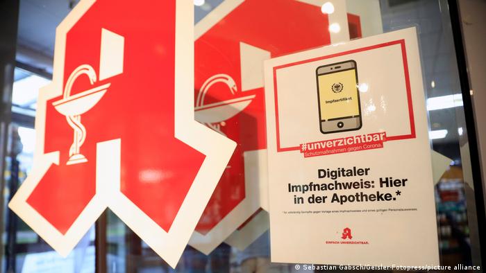 Almanya'da korona aşısı olanlar, aşı karnesini göstererek dijital aşı kimliğini eczanelerden alabiliyor