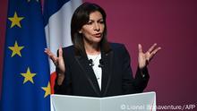 Paris' mayor and French Socialist Party (PS) candidate for the April 2022 presidential election Anne Hidalgo (C) delivers a speech during a campaign meeting in Perpignan on December 12, 2021. (Photo by Lionel BONAVENTURE / AFP)