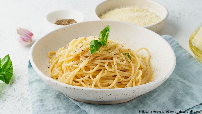 A bowl of Cacio e pepe pasta on a table.