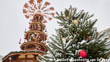  Weihnachtspyramide und Schneebedeckter geschmückter Weihnachtsbaum am Weihnachtsmarkt auf dem Alexanderplatz in Berlin. / Christmas pyramid and snow-covered decorated Christmas tree at the Christmas market on Alexanderplatz in Berlin. snapshot-photography/F.Boillot *** Christmas pyramid and snow covered decorated Christmas tree at the Christmas market on Alexanderplatz in Berlin Christmas pyramid and snow covered decorated Christmas tree at the Christmas market on Alexanderplatz in Berlin snapshot photography F Boillot