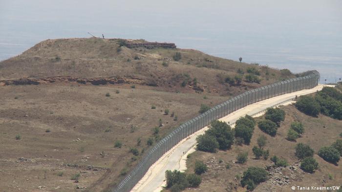 Izraelska granica sa ogradom prema Siriji na Golanskoj visoravni