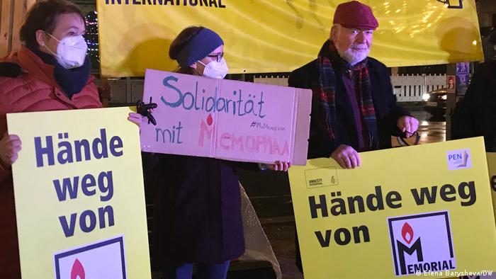 Участники акции в поддержку Мемориала в Берлине с плакатами в руках