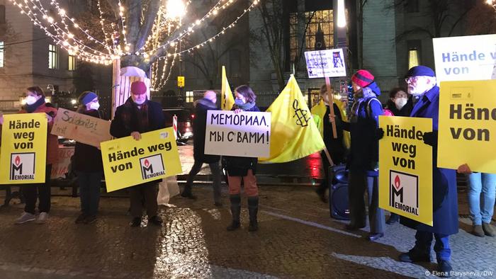 Участники акции в поддержку “Мемориала” в Берлине