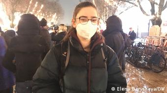 Девушка в медицинской маске на акции в поддержку “Мемориала” в Берлине