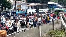 14.12.2021
A still image from a social media video shows people on a street after an earthquake in Maumere, East Nusa Tenggara, Indonesia December 14, 2021. Aris Zigon/via REUTERS ATTENTION EDITORS - THIS IMAGE HAS BEEN SUPPLIED BY A THIRD PARTY. MANDATORY CREDIT. MUST CREDIT ARIS ZIGON. NO RESALES. NO ARCHIVES 