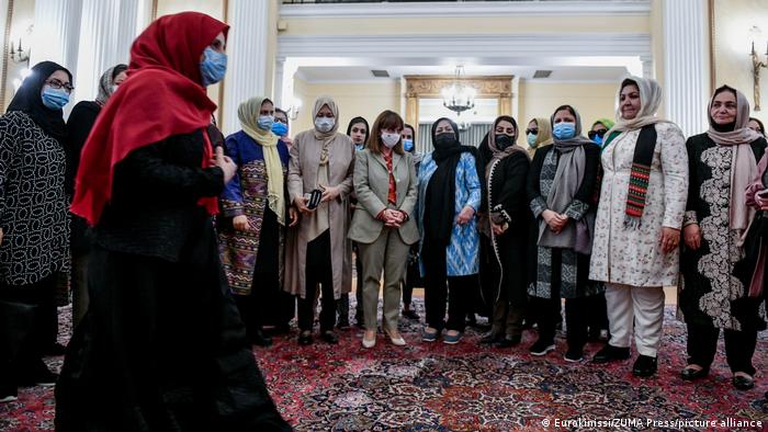 Η Πρόεδρος της Δημοκρατίας Κατερίνα Σακελλαροπούλου υποδέχεται τις Αφγανίδες στο προεδρικό μέγαρο