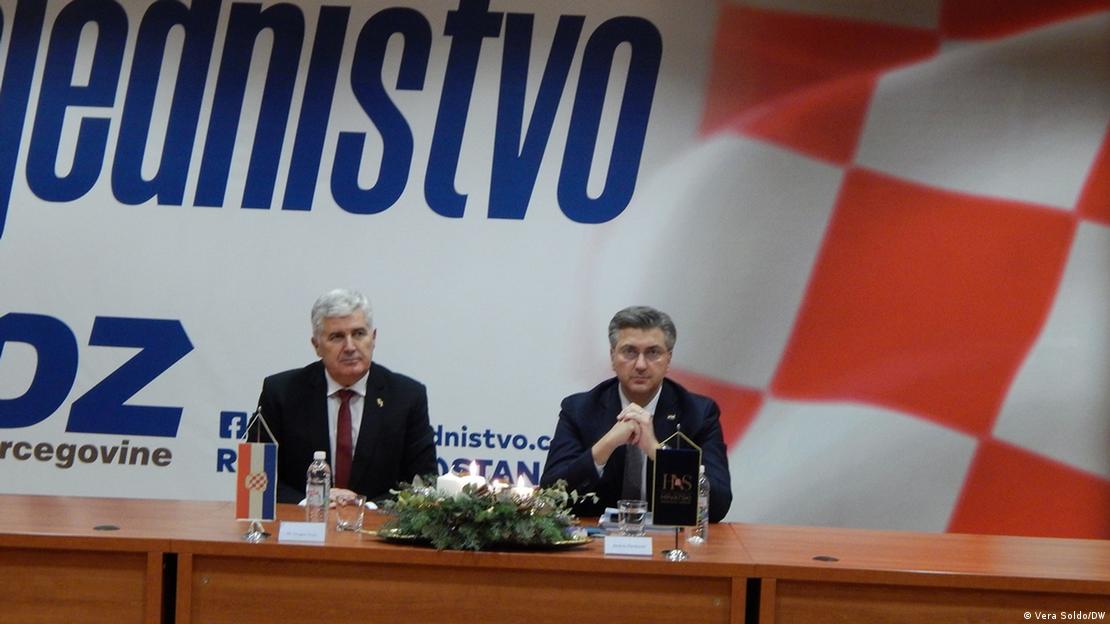 Andrej Plenković i Dragan Čović za stolom na konferenciji u Mostaru