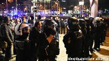 13.12.2021 - Demonstranten und Polizisten stehen in der Innenstadt. Trotz eines Verbots zogen in Mannheim nach Schätzungen der Polizei bis zu 2000 Menschen ohne Masken und ohne Abstand durch die Stadt. Ein Sprecher sagte, rund 800 von ihnen hätten es geschafft, ins Zentrum vorzudringen.