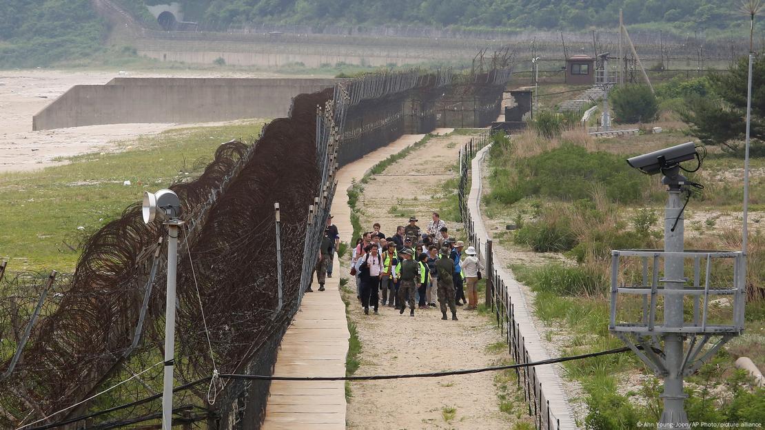 Jornalistas e turistas na Zona Desmilitarizada que separa as duas Coreias