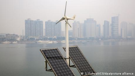 政治学者张俊华指出，中国的绿色经济是以不影响自己的能源安全为前提的