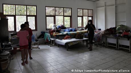 Indonesia: Epidemiologists warn of high COVID risk at disaster shelters