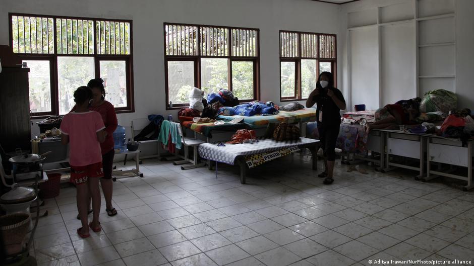 Indonesia: Epidemiologists warn of high COVID risk at disaster shelters | Asia | An in-depth look at news from across the continent | DW - Vimarsana News